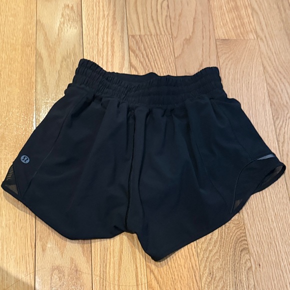 Lululemon 2.5” Hotty Hot Women’s Black Shorts - 2 - Picture 3 of 5